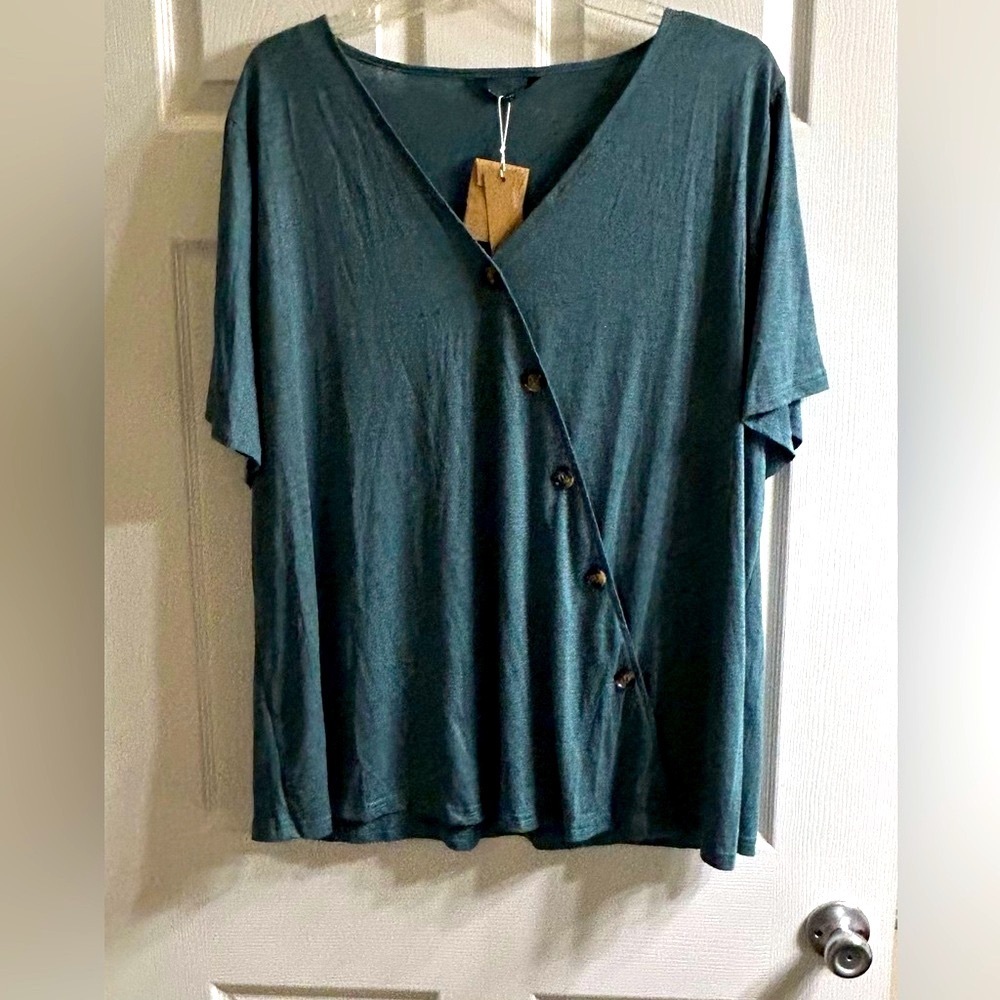 3/$10  Bloomchic short sleeve top. NWT